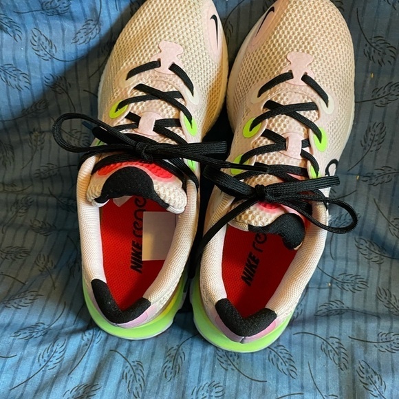 Nike renew run in pink foam colorway womens size 7 - Picture 4 of 7